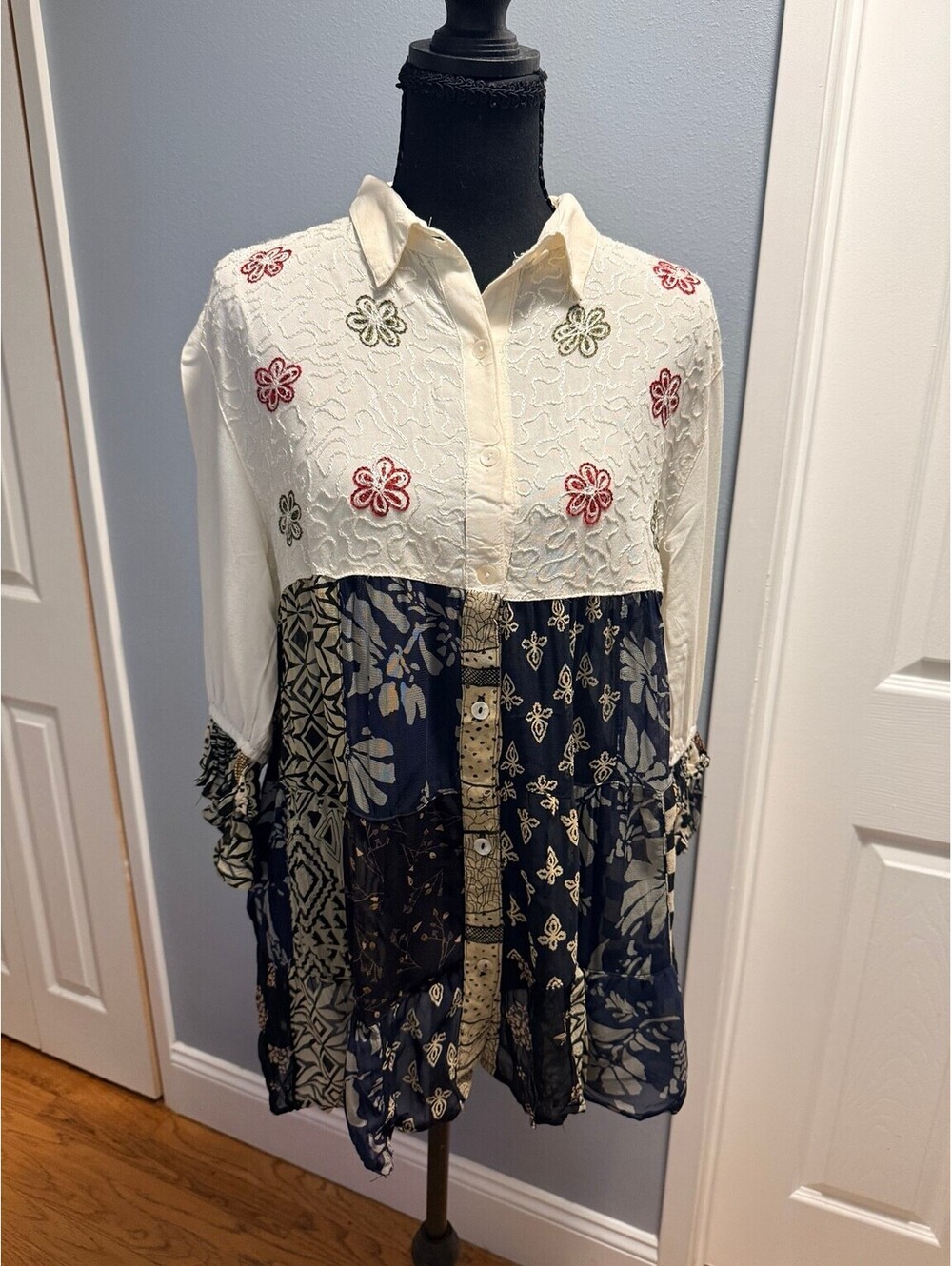 YOUNG THREADS Embroidered Patchwork Boho Tunic Top Cream Navy NWT Large